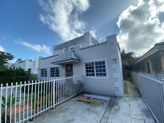 Building Photo - 1664 SW 9th St