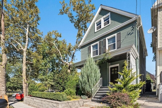 Photo - 76 Condict St House