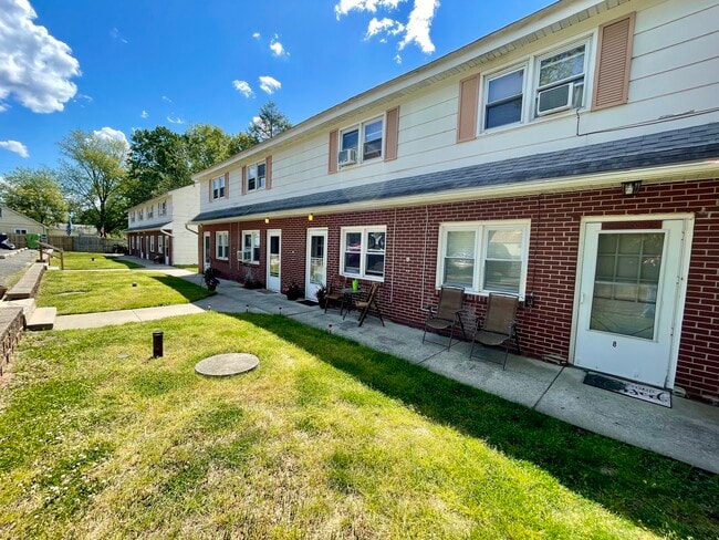 Vista general de nuestras 8 encantadoras unidades de 2 habitaciones - 6 Catawba Ave