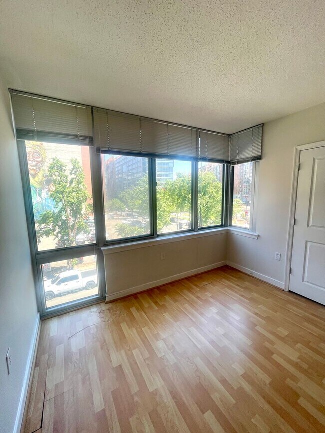 Foto del edificio - Fabulous location, Amazing 1BR condo with views