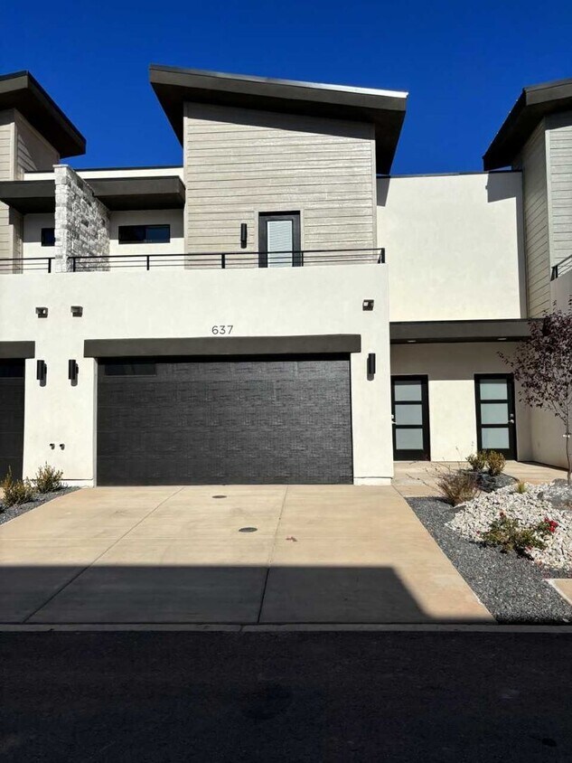 Foto principal - Crimson Park Townhome!