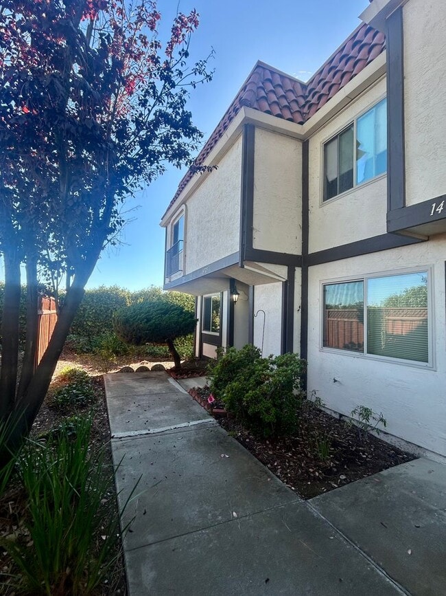 Marina Gardens Townhouse! End unit, excel... - Marina Gardens Townhouse!  End unit, excel...