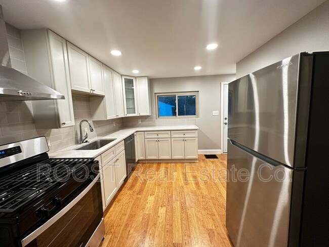 Building Photo - 1547 Garling Ave