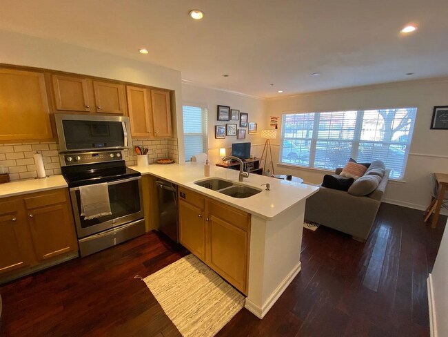 Building Photo - UPDATED 2BD/1BA Condo- PRIME UPTOWN LOCATION! Available 5/5/26!