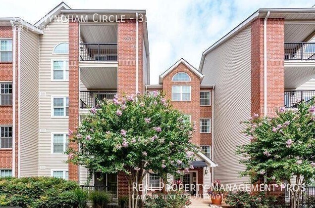 Building Photo - Charming & Sunny Pristine Alexandria Condo...