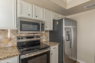 Building Photo - 10036 Artesia Dr