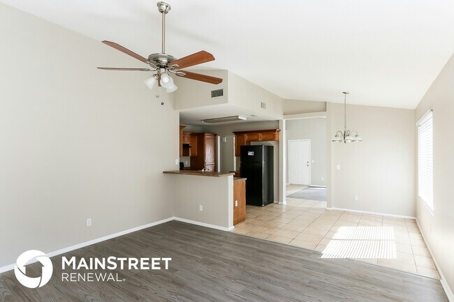Building Photo - 10714 W Glenrosa Ave