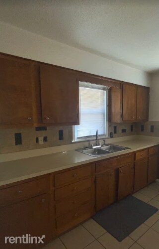Building Photo - 2 br, 1 bath Triplex - 10626 East 23rd Str...