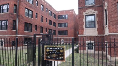 Building Photo - 1702 W Albion Ave