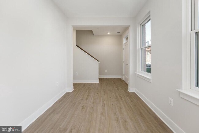 Building Photo - 945 Sycamore Dr SE