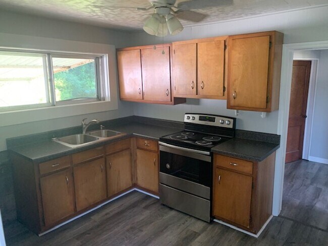 Foto del edificio - Renovated 3 Bedroom 2 Bath Home on 1.3 Acr...