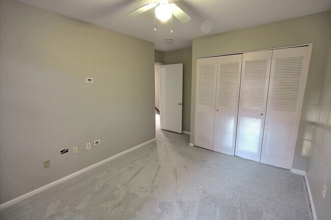 Building Photo - 10 Silver Kettle Ct
