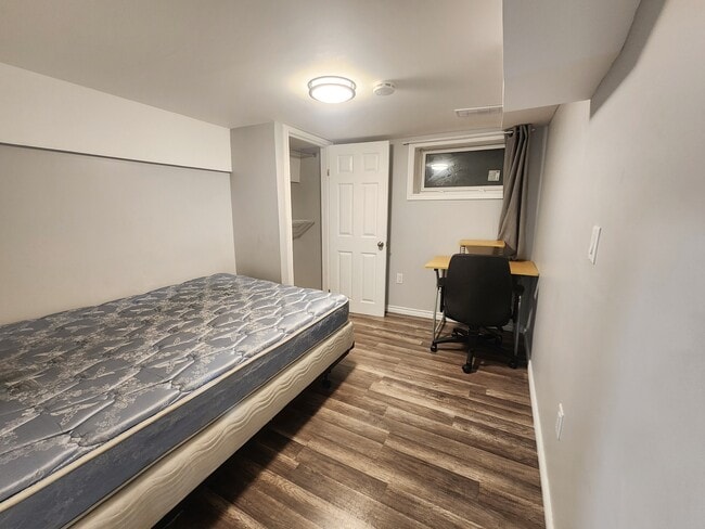Large bed, large window, adjustable office chair - 329 Randolph Av