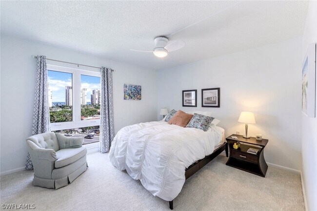 Foto del edificio - 250 Park Shore Dr