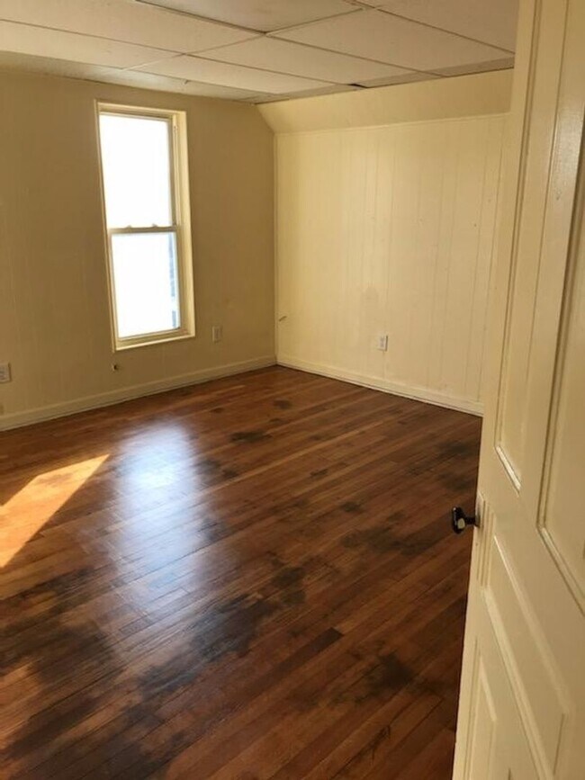 Building Photo - 3 bedrooms 2 full baths