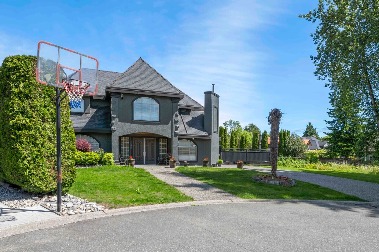 Primary Photo - Executive 5 bedroom 4 bathroom Home on Pan...