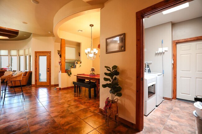 Foto del edificio - Roomy 4 bedroom Home with Solar Panels