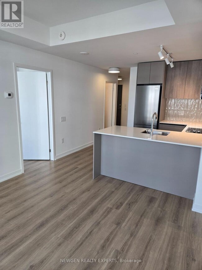 Photo du bâtiment - 2485 Eglinton Ave W