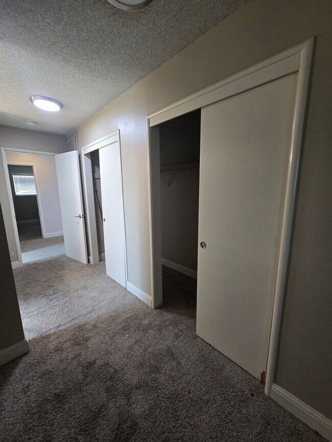 Building Photo - 3 BR 2 BA Available Now
