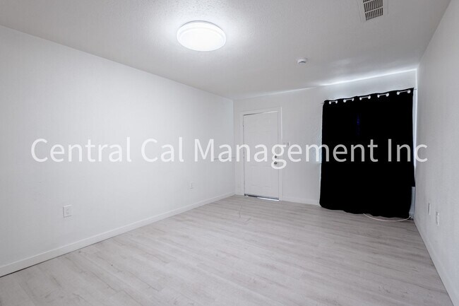 Foto del edificio - 1313 E Planz Rd