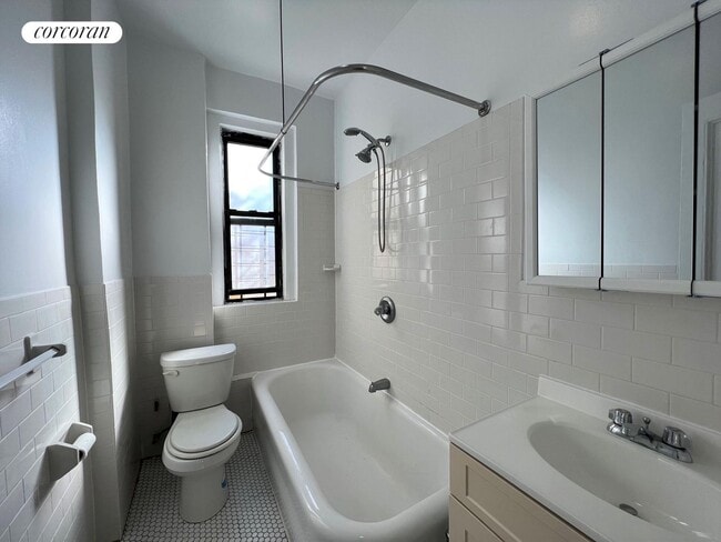 Building Photo - 824 W 176th St