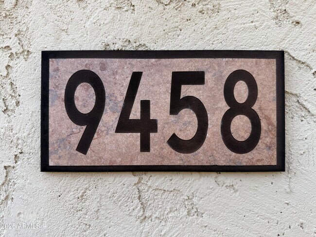 Foto del edificio - 9458 Thatcher Ave