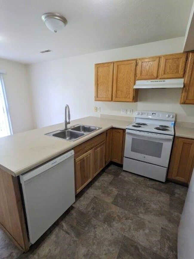Building Photo - 2 weeks rent free! 3 Bed 1.5 Bath Townhous...