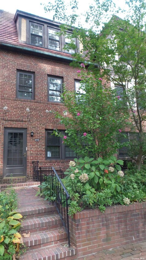 Primary Photo - 382 Burns St