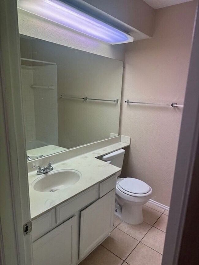 Foto del edificio - Charming 2 Bedroom, 2 Bathroom Duplex Near Lakeline Mall!