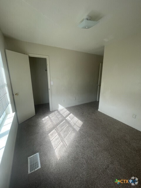 Building Photo - 3202 Hereford Ln