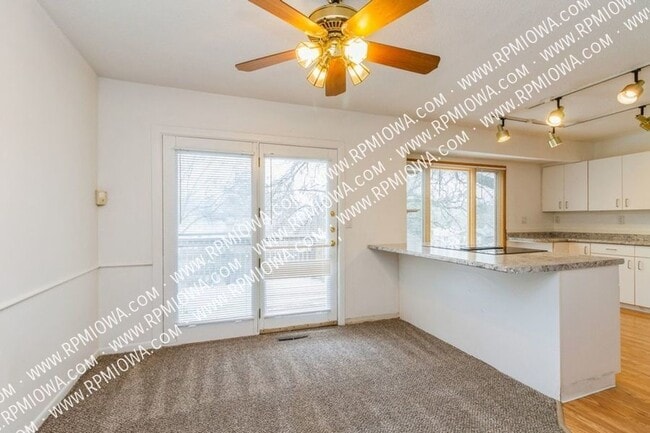 Building Photo - LARGE SPLIT LEVEL!!  4 Bedroom, 3 Bath Hom...