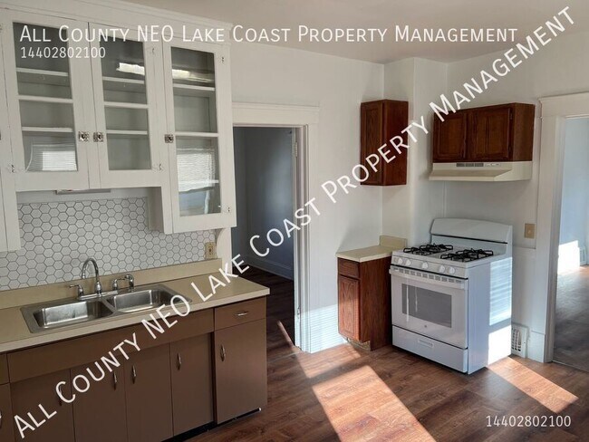 Building Photo - 2118 Dowd-#2 Up