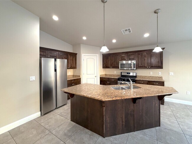 Foto del edificio - 3 bed, 2 bath home with 2 car garage