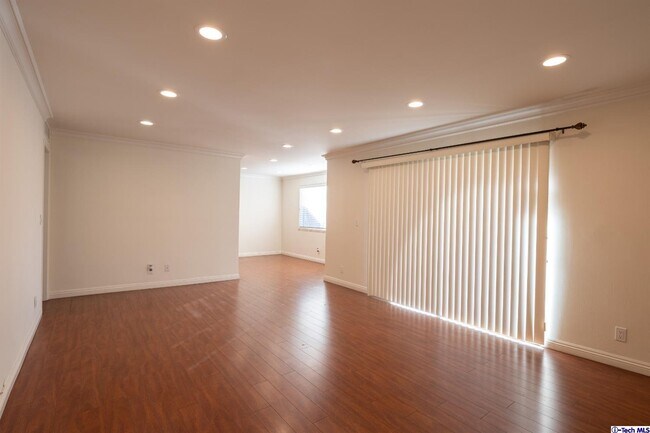 Foto del edificio - 1146 E Lexington Dr