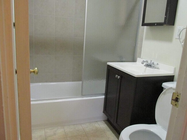 Full bath - 7 Garden Sq