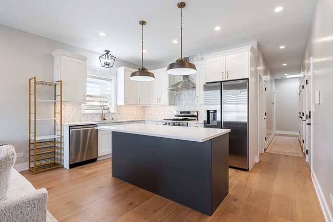 Building Photo - 5120 N Elston Ave