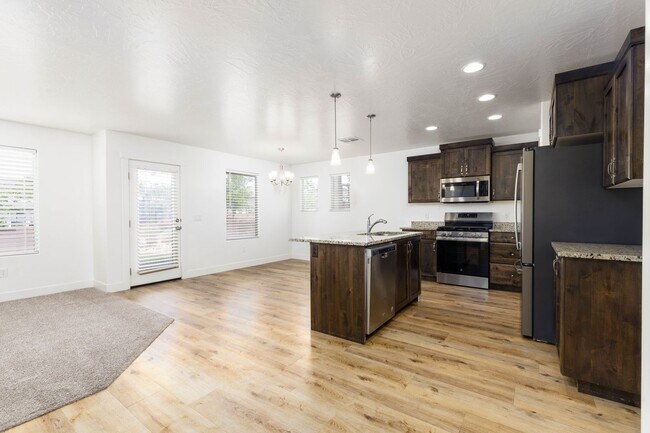 Building Photo - 4 bed / 2.5 bath / 2 car Desert Canyons house
