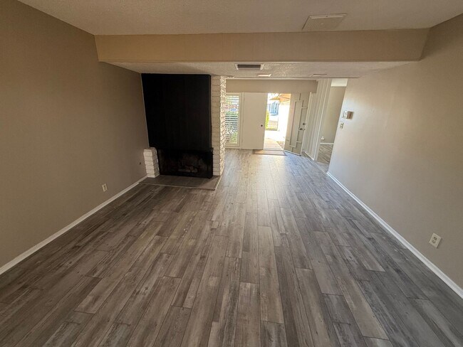 Foto del edificio - Victorville Green Tree Home- Refurbished 4 Bedrooms, 2 Bathrooms, New Paint,