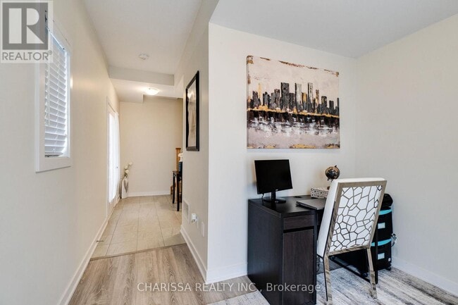 Photo du bâtiment - 590 N Service Rd