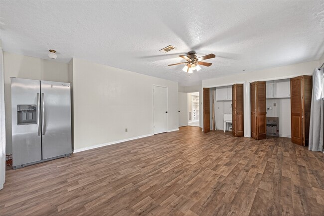 Building Photo - 1701 Mistletoe Ln