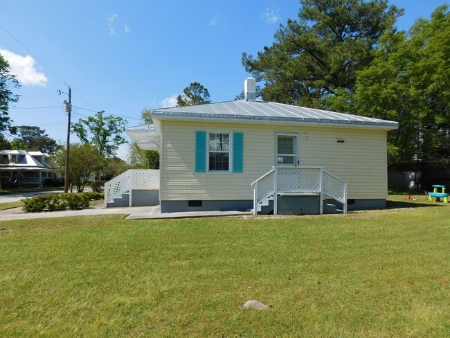 Building Photo - 712 N B St