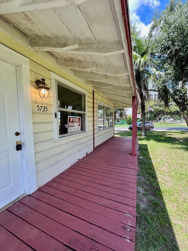 Building Photo - Awesome 2BR/1BA w/Open Floor Plan, Deck, L...