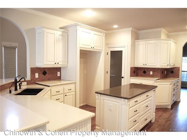 Building Photo - 4114 N Maple Pl