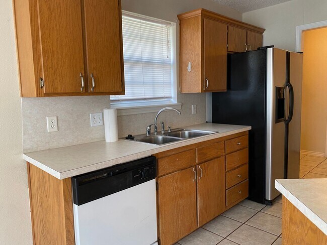 Foto del edificio - 3 Bed 2 Bath - close to city trail