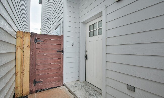 Building Photo - 309 E 43rd St