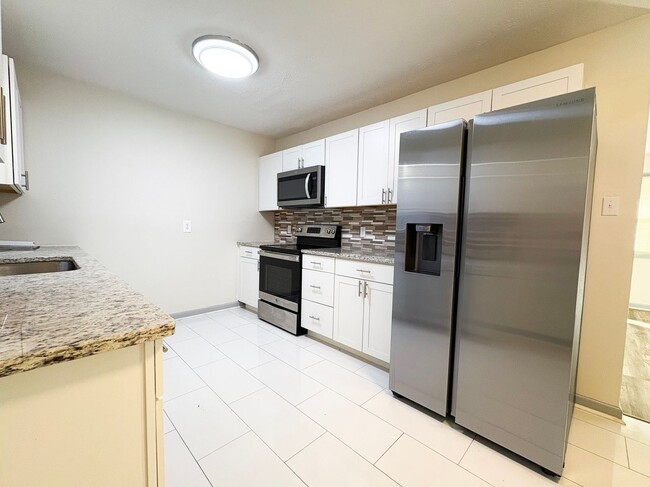 Building Photo - 3 Bedroom 2 Bathroom- Pets Okay
