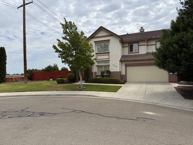 Foto del edificio - Gorgeous 5 Bedroom, 3 Bathroom Home With a Pool in perfect Tracy Location