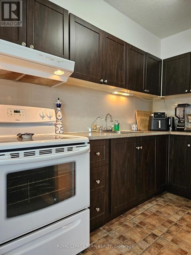 Photo du bâtiment - 158-158A McArthur Ave.