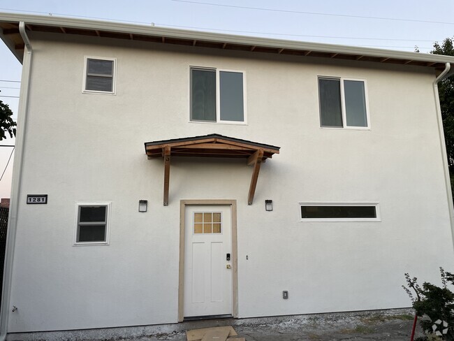 Building Photo - 1279 Las Palmas Dr