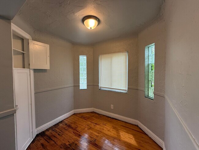 Foto del edificio - 4605 Devonshire Rd